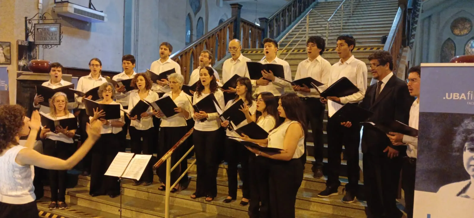 El Coro FIUBA cantando bajo la dirección de Carolina Abbamonte