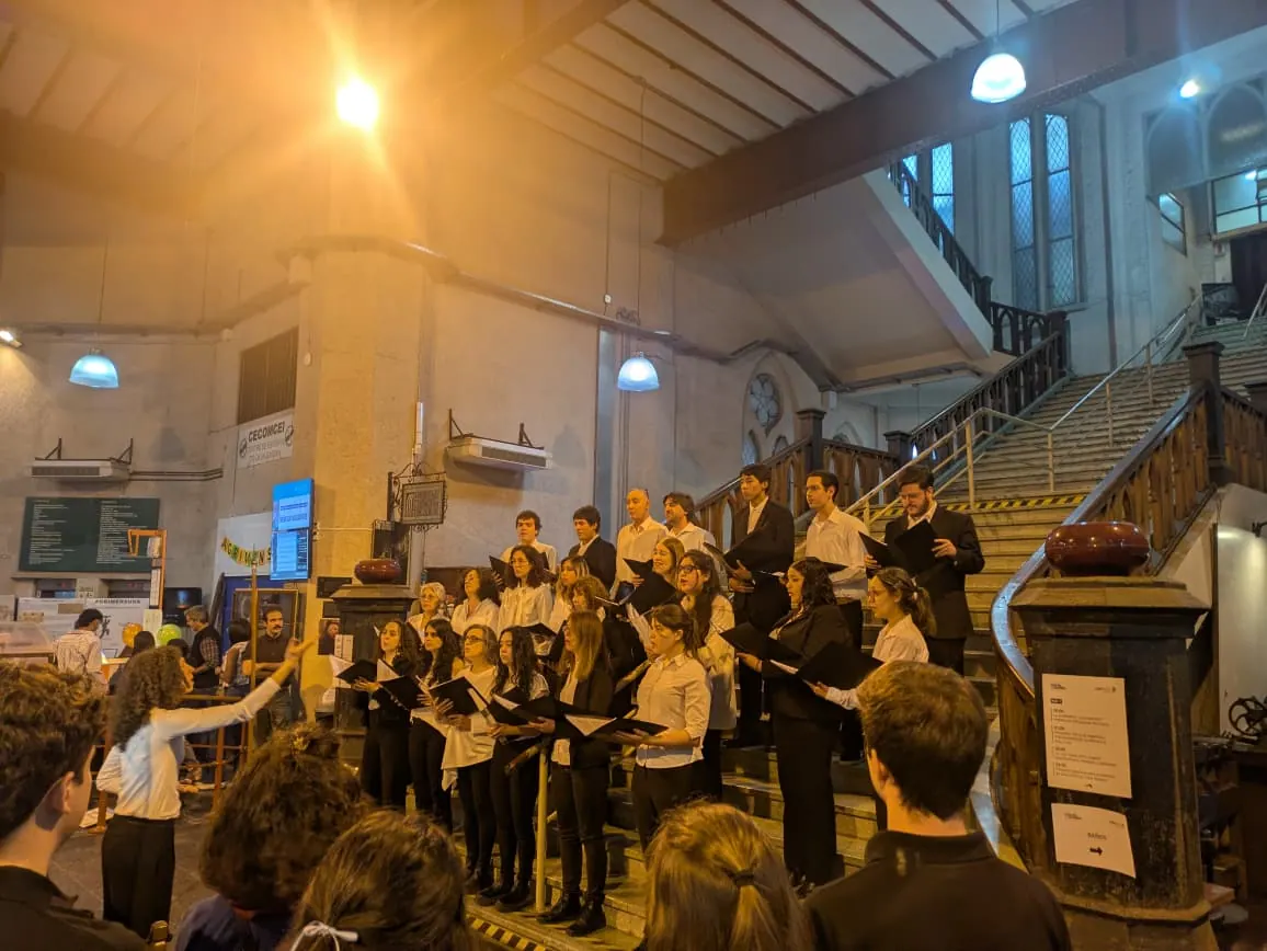 El Coro FIUBA cantando en la sede Las Heras